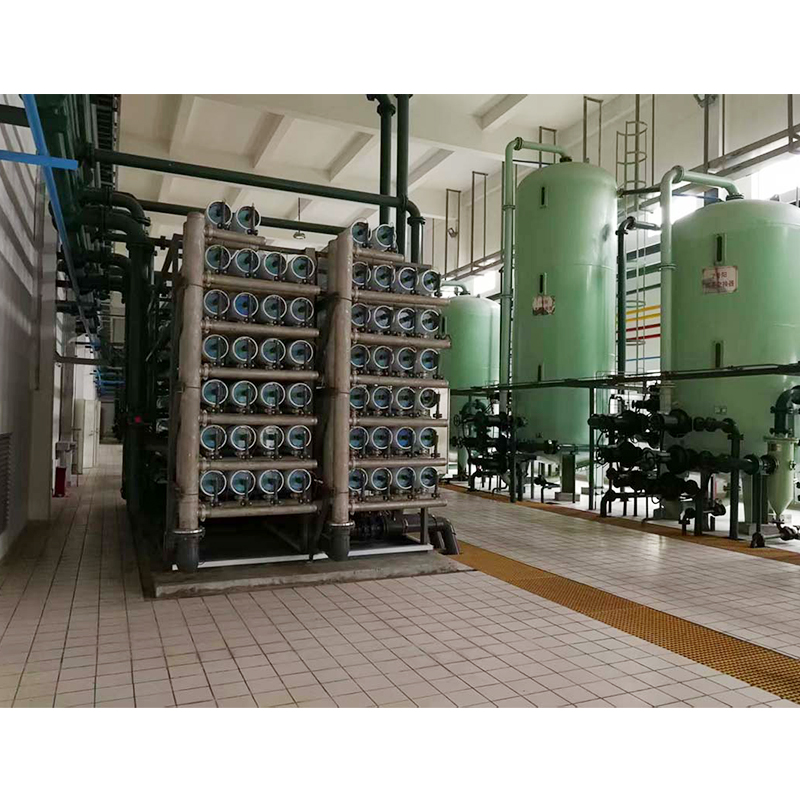 How does a membrane antiscalant reduce concentration polarization at the membrane surface in a high-pressure reverse osmosis system?